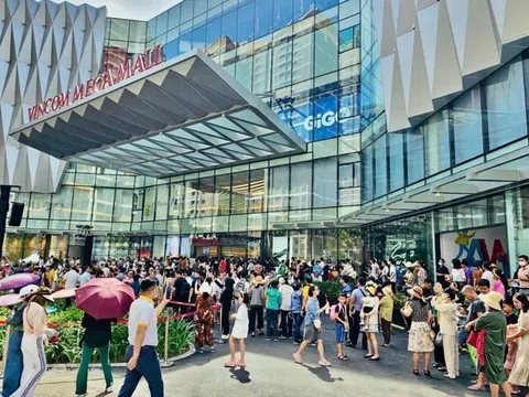Mặt bằng bán lẻ đường phố hụt hơi trước trung tâm thương mại