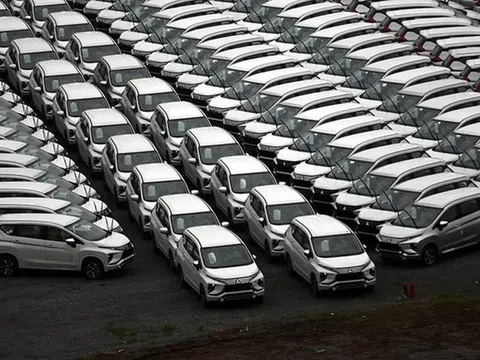 Nguồn cung dư thừa, các hãng ô tô giảm giá mạnh, khuyến mại lớn