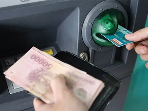 Tỷ lệ rút tiền mặt qua ATM của người dân giảm mạnh