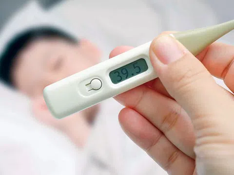 Lo lắng vì sốt kéo dài khi mắc Covid-19: Bác sĩ mách cách xử trí