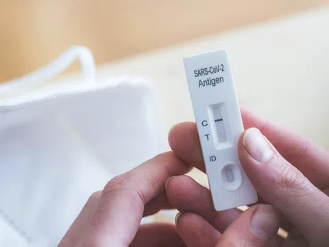 Nước muối cháy hàng, giá kit test 'nhảy múa' mỗi ngày - người dân cắn răng 'đắt vẫn phải mua'