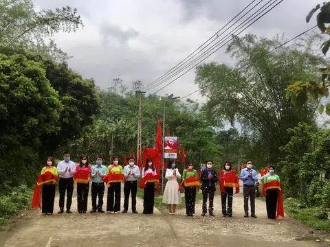 Lào Cai: Khánh thành và bàn giao công trình đèn năng lượng “Gom nắng, thắp sáng đường quê”