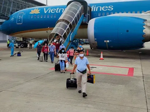 Giá vé máy bay Tết Nguyên đán tăng cao, hành khách cân nhắc chưa ‘chốt’ sớm