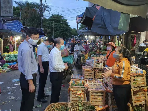 Chủ tịch Thừa Thiên Huế đi chợ, nhắc nhở bà con tiểu thương phòng chống dịch