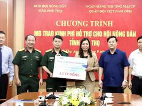 Phú Thọ: Trao 4,5 tỷ đồng cho Quỹ hỗ trợ nông dân nghèo