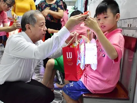 Chủ tịch tỉnh Thừa Thiên Huế vui Tết Trung Thu cùng trẻ em khuyết tật