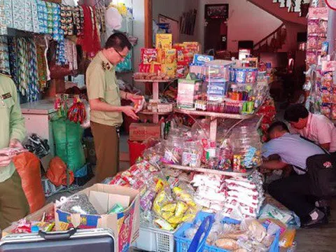 Lạng Sơn: Phát hiện hàng trăm chiếc bánh nướng quá hạn sử dụng bày bán công khai