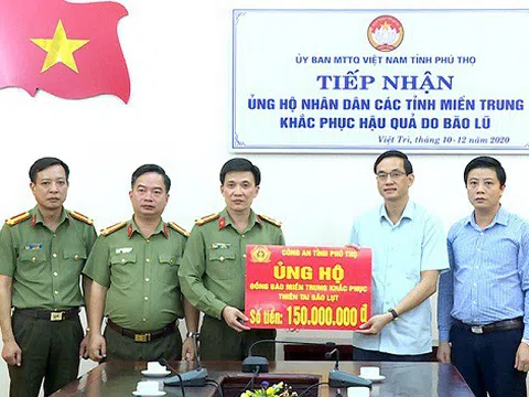 Công an tỉnh Phú Thọ trao tiền ủng hộ đồng bào miền Trung khắc phục hậu quả thiên tai