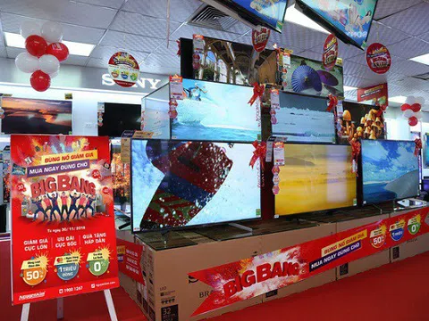 Hàng loạt TV đắt tiền lại giảm giá tới 50%