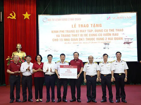 Agribank trao tài trợ máy tập, dụng cụ thể thao và trang bị củng cố vườn rau cho 15 nhà giàn DK1