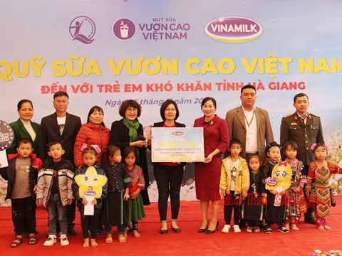 Vinamilk và Quỹ sữa vươn cao Việt Nam trao tặng 94.000 ly sữa cho trẻ em khó khăn Hà Giang