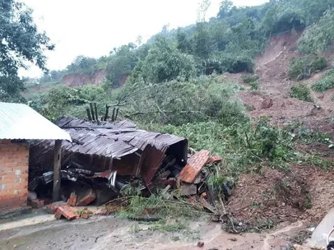 Đắk Lắk: Nhiều căn nhà bị vùi lấp do sạt lở núi