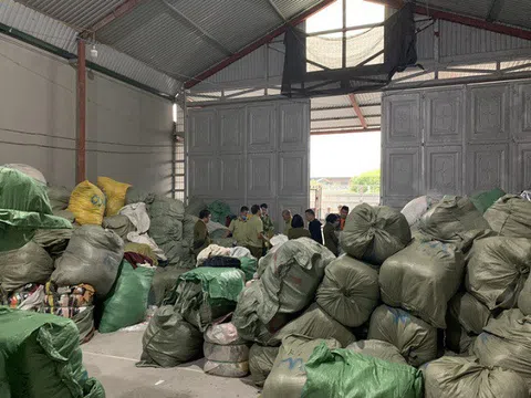 Quảng Ninh: Phát hiện một kho hàng chứa 28,3 tấn quần áo "sida" nhập lậu