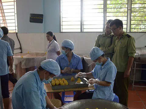 Cận Tết Nguyên đán 2021, kiểm soát chặt bánh chưng, giò chả... handmade