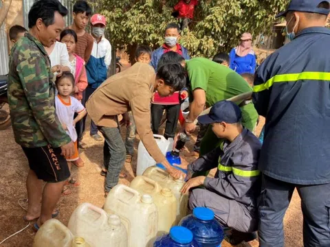 Đắk Lắk: Cấp hơn 20.000 lít nước sạch cho các khu dân cư có nguồn nước nghi ngờ bị nhiễm khuẩn ở huyện Ea Súp