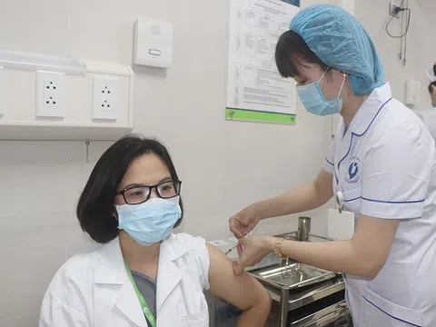 Cán bộ y tế Bệnh viện Phụ sản Hà Nội được tiêm vaccine ngừa COVID-19