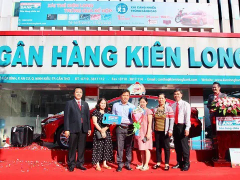Khách hàng tỉnh Kiên Giang “trúng quà xế hộp” khi xài thẻ Kienlongbank
