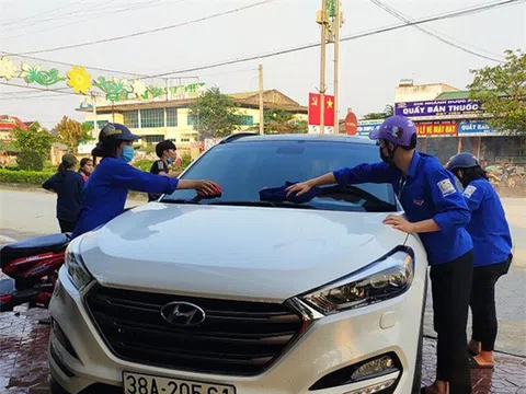 Hà tĩnh: Đoàn viên miền núi rửa xe gây quỹ mua khẩu trang phát cho người dân