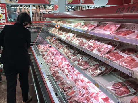 Giá cả thị trường 17/4: Chợ dân sinh đắt đỏ, siêu thị vẫn khuyến mãi thịt lợn
