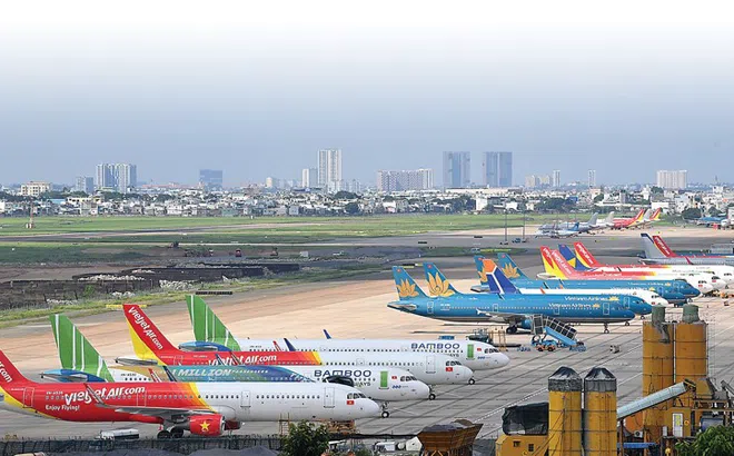 Giá vé máy bay vẫn ở mức cao