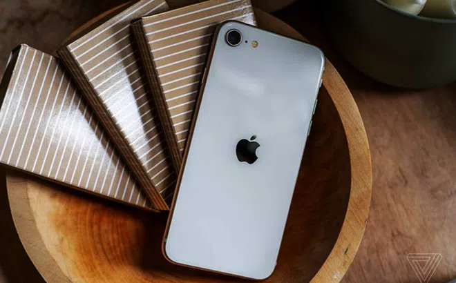 Doanh số iPhone của Apple giảm mạnh do sự cạnh tranh gay gắt từ đối thủ