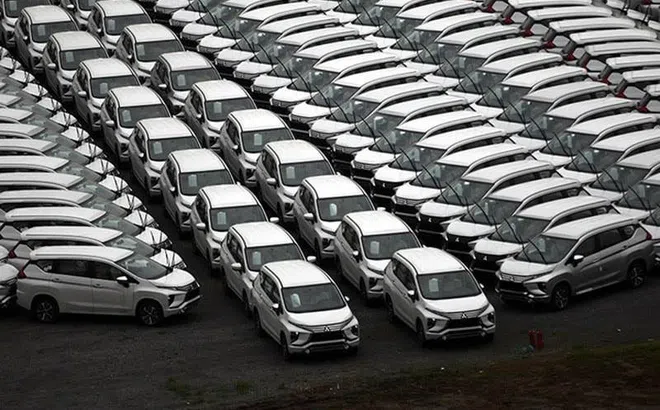 Nguồn cung dư thừa, các hãng ô tô giảm giá mạnh, khuyến mại lớn
