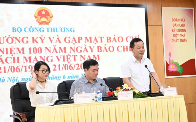 Hộ kinh doanh đóng cửa hàng loạt phần nhiều lo ngại bị kiểm tra hàng giả, hàng nhái