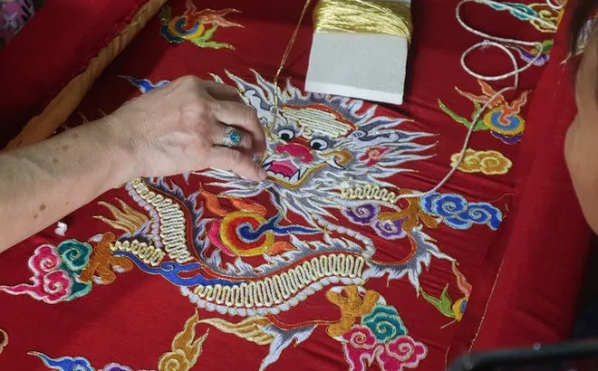 Ghé làng Đông Cứu tìm hiểu nghề phục chế long bào