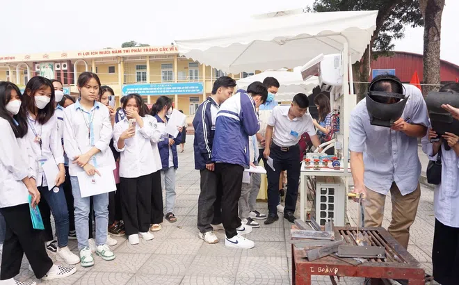 Phú Thọ: Trường PCEM tham gia Phiên giao dịch việc làm tại Hạ Hòa