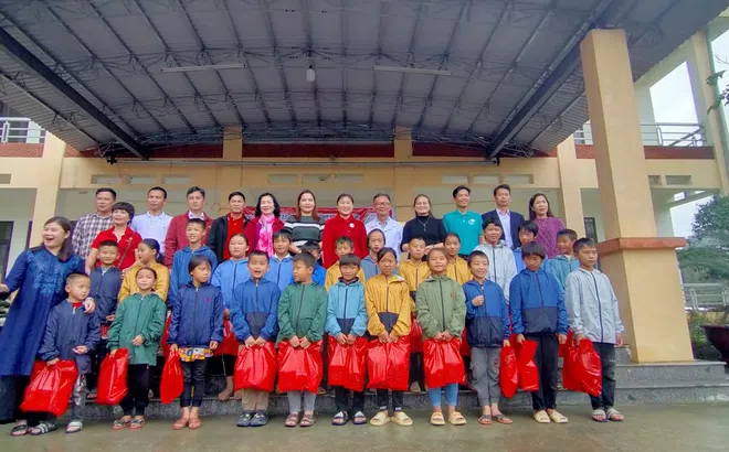 Hà Giang: Trao quà cho học sinh có hoàn cảnh khó khăn