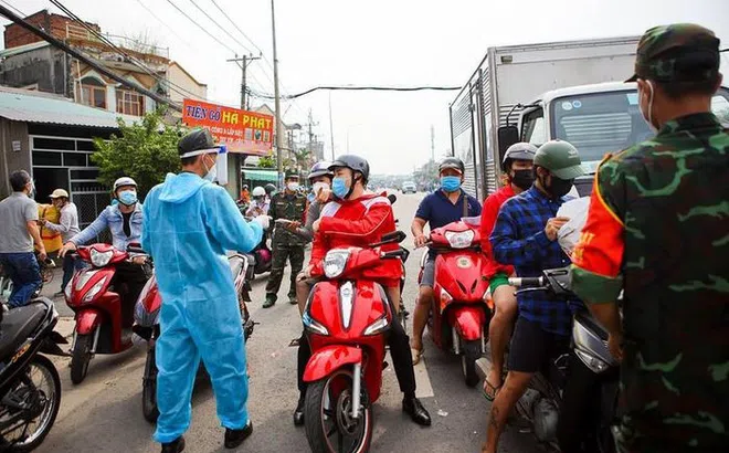 Nhiều xe vẫn phải quay đầu trong ngày đầu di chuyển tới 4 tỉnh liền kề TPHCM