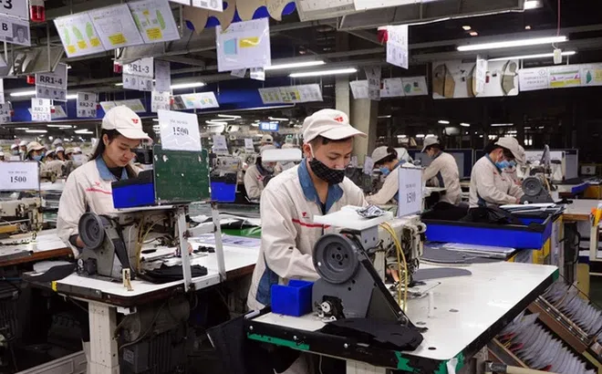 PMI tháng 3 giảm còn 51,7 điểm, áp lực lạm phát tăng mạnh khi giá dầu và khí đốt tăng