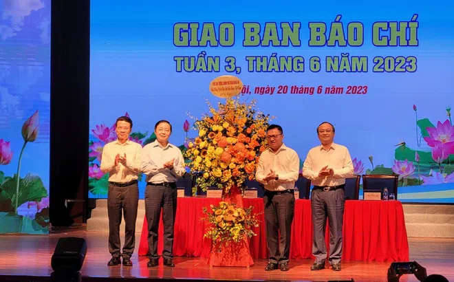 Báo chí đóng vai trò làm giàu nền văn hóa Việt Nam, với hệ giá trị: Dân tộc, dân chủ, nhân văn, khoa học