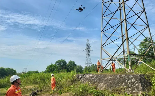 Nỗ lực của những người "lính truyền tải” mang điện ra miền Bắc