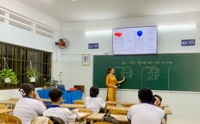 "Hành trình gieo chữ trong đêm" tại lớp phổ cập Trường THCS Phước Thắng