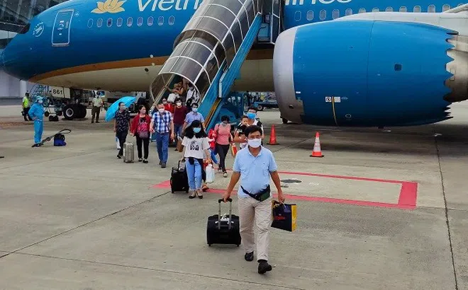 Giá vé máy bay Tết Nguyên đán tăng cao, hành khách cân nhắc chưa ‘chốt’ sớm