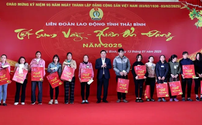 Thái Bình: Bí thư Tỉnh ủy; Chủ tịch UBND tỉnh Thái Bình trao quà Tết cho công nhân lao động