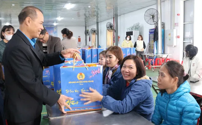 Trao 593 suất quà Tết cho công nhân lao động huyện Tiền Hải