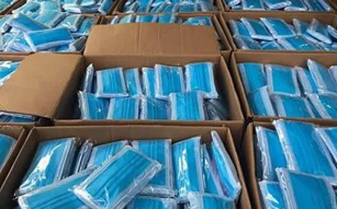 Khẩu trang y tế bị đẩy giá từng giờ, tiểu thương giành giật nhau từng thùng khẩu trang