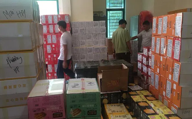 Hà Nội: Chặn đứng hàng tấn bánh Trung thu và hộp trà hoa quả không rõ nguồn gốc