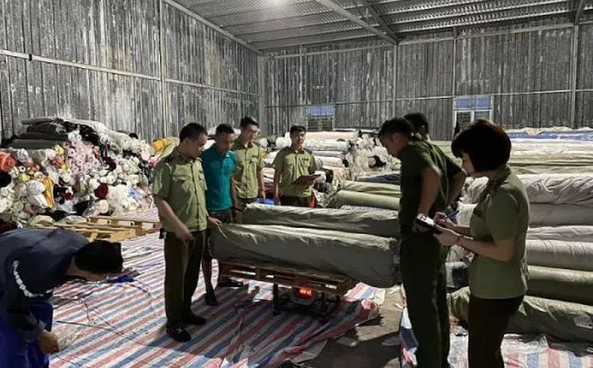 Hưng Yên: Phát hiện kho hàng chứa 80 tấn vải cuộn không rõ nguồn gốc xuất xứ