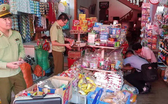 Lạng Sơn: Phát hiện hàng trăm chiếc bánh nướng quá hạn sử dụng bày bán công khai