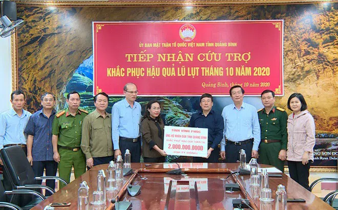 Tỉnh Vĩnh Phúc thăm hỏi, ủng hộ các tỉnh miền Trung bị thiệt hại do mưa lũ