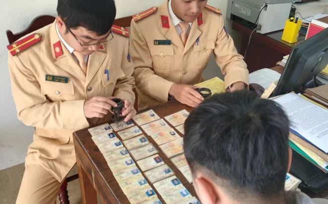 Quan Sơn - Thanh Hóa: Phát hiện hàng trăm tài xế sử dụng giấy phép lái xe trái phép
