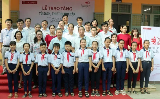 Agribank Bến Tre trao tặng tủ sách, thiết bị học tập tại Trường THCS Hưng Lễ