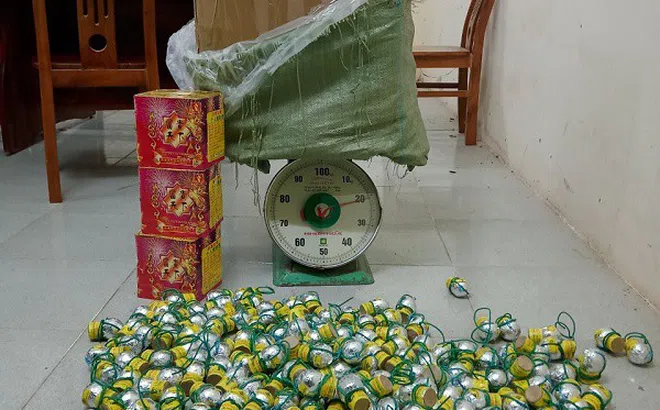 Bắt giữ 54 kg pháo là hàng cấm