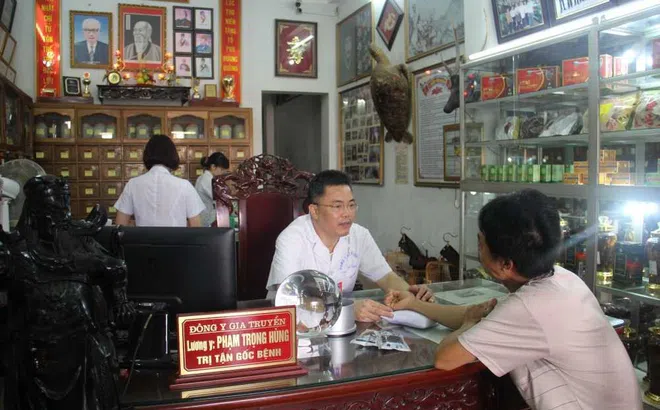 Lương y phố núi Tây Bắc Phạm Trọng Hùng và những tháng năm miệt mài chữa bệnh cứu người