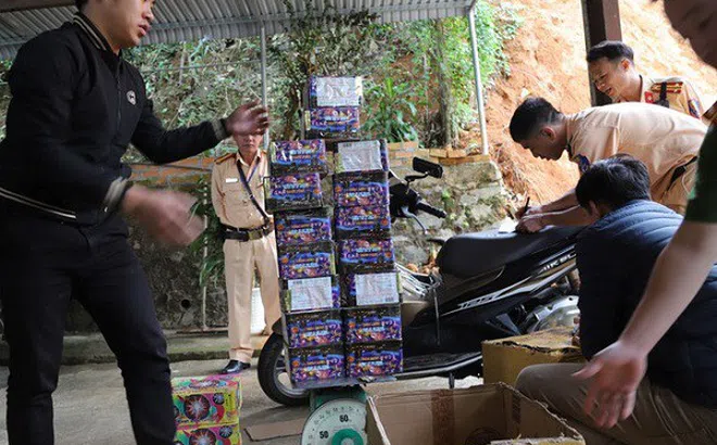 Lâm Đồng: Bắt quả tang thanh niên vận chuyển gần 90 kg pháo lậu