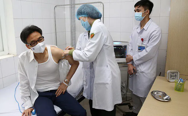 Phó thủ tướng Vũ Đức Đam tiêm thử vaccine Nano Covax