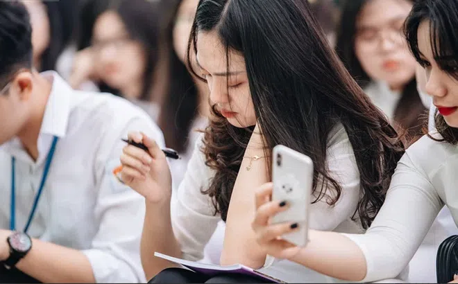 Kiến nghị sửa quy định cho học sinh dùng điện thoại trong lớp vì không phù hợp với thực tiễn